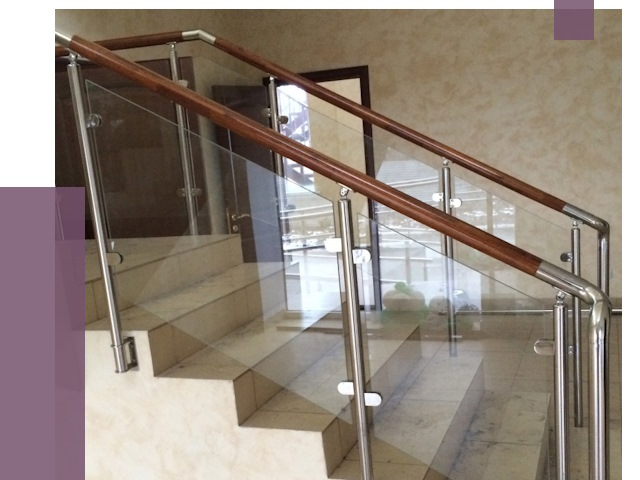 Комбинированные перила из металла и дерева в Долгопрудном